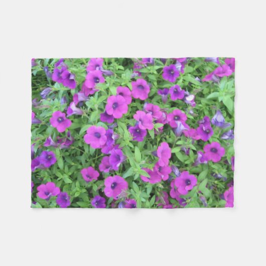 Lila Petunias Fleece Blanket (Vorderseite (Horizontal))