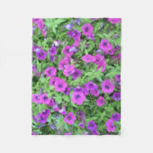 Lila Petunias Fleece Blanket (Vorderseite)