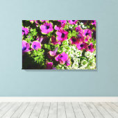 Lila Petunias Leinwanddruck (Insitu (Holzboden))