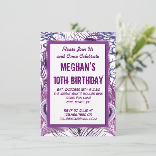 Lila Pfauenfeathers Geburtstagsparty Einladungen (Stehend Vorderseite)