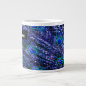 Lila Pfauenfeathers Jumbo-Tasse (Vorderseite)