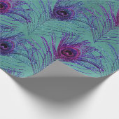 Lila Pfauenfedern auf Aquamarinen Geschenkpapier (Ecke)