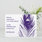 Lila Pfauengeburtstagseinladung Einladung (Stehend Vorderseite)