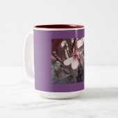Lila Pflaumendesign Zweifarbige Tasse (Vorderseite Links)