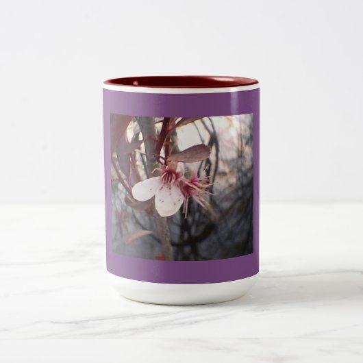 Lila Pflaumendesign Zweifarbige Tasse (Mittel)