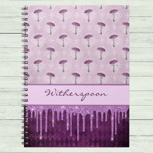 Lila Pilztraum und Glittertropfen-Monogramm Notizblock