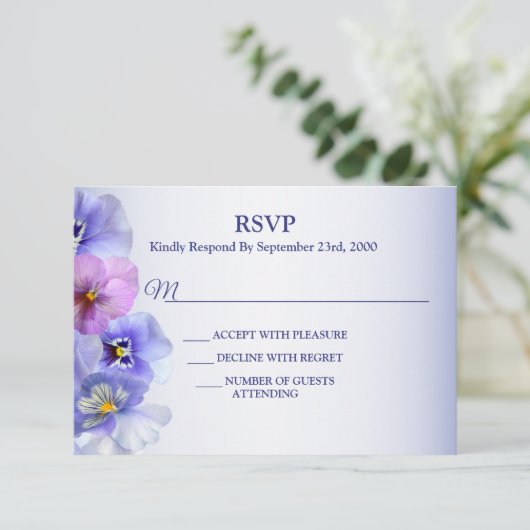 Lila Pink Lilac Pansy Floral Wedding Party RSVP Karte (Stehend Vorderseite)