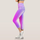 Lila Pink Neon Glitzer Dance Capri Leggings<br><div class="desc">Capri Leggings mit Lila rosa Neon Glitzer Sparkle Tropfen Dance Party Modern - Fügen Sie Ihren einzigartigen Text - Make Your Special Gift - Neu formatieren und verschieben oder entfernen und hinzufügen / Elemente mit Anpassungstool. Design von MIGNED. Bitte schauen Sie sich meine anderen Projekte an. Sie können diese Designs...</div>