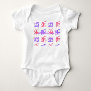Lila Pink-Schmetterling-Doodmuster fügt Namenstext Baby Strampler