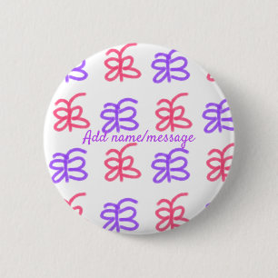 Lila Pink-Schmetterling-Doodmuster fügt Namenstext Button
