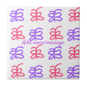 Lila Pink-Schmetterling-Doodmuster fügt Namenstext Fliese
