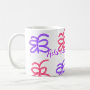 Lila Pink-Schmetterling-Doodmuster fügt Namenstext Kaffeetasse