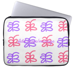 Lila Pink-Schmetterling-Doodmuster fügt Namenstext Laptopschutzhülle