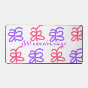 Lila Pink-Schmetterling-Doodmuster fügt Namenstext Schreibtischunterlage