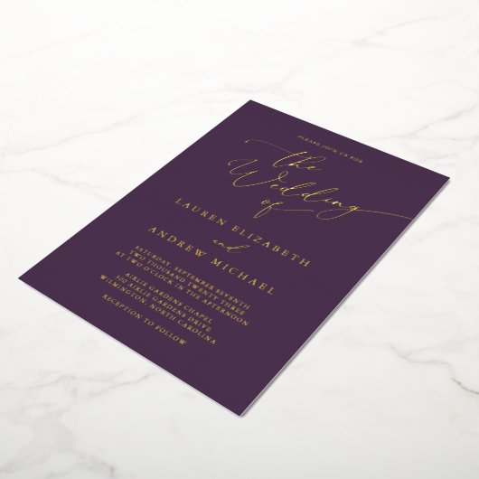 Lila Plum Gold Foil Monogramm Minimalistische Hoch Folieneinladung (Gedreht)