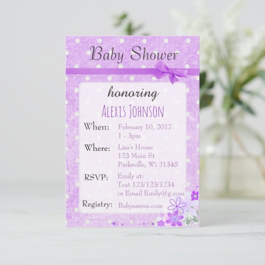 Lila Polka Dot Bow Girl Baby Shower Einladungen (Stehend Vorderseite)