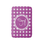 Lila Polka Dot Monogramm Badematte (Vorderseite Vertikal)