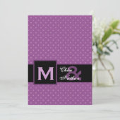 Lila Polka-Dot-Muster Monogramm-Hochzeitsvorlage Einladung (Stehend Vorderseite)