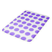 Lila Polka Dots Design Badematte (Schrägansicht)