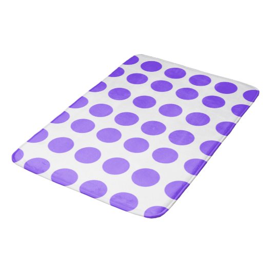 Lila Polka Dots Design Badematte (Schrägansicht)