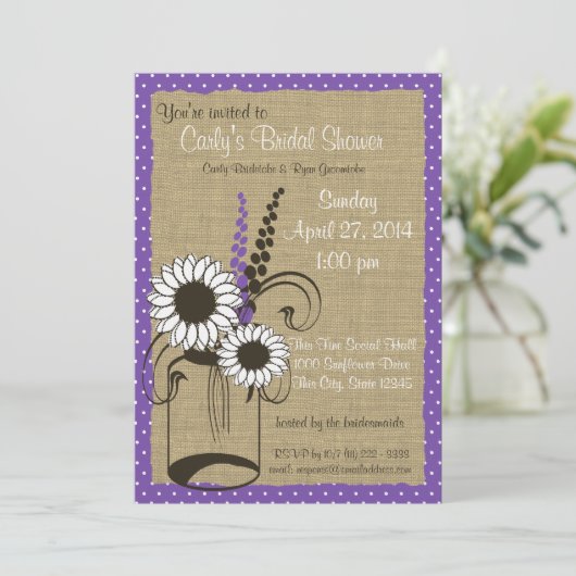 Lila Polka Dots Jar und Blume Brautparty Einladung (Stehend Vorderseite)