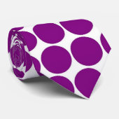 Lila Polka Dots Muster auf Weiß Krawatte (Gerollt)
