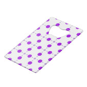 Lila Polka Dots, Polka Dot Pattern, Dots, Dotter Geldbeutel Flaschenöffner (Rückseite Schrägansicht)