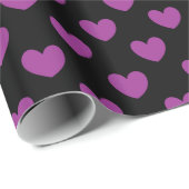 Lila Polka-Herzen auf schwarz Geschenkpapier (Rolleneckpunkt)