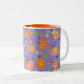 Lila Pumpkin-Parade-Tasse Zweifarbige Tasse (VorderseiteRechts)