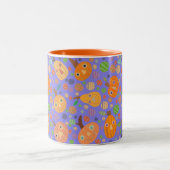 Lila Pumpkin-Parade-Tasse Zweifarbige Tasse (Mittel)