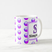 Lila Punkte-Monogramm Initiale und Name Kaffeetasse (VorderseiteRechts)