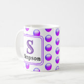 Lila Punkte-Monogramm Initiale und Name Kaffeetasse (Vorderseite Links)