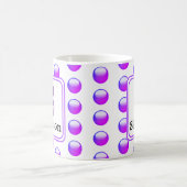Lila Punkte-Monogramm Initiale und Name Kaffeetasse (Mittel)
