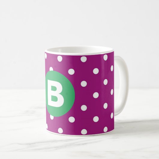 Lila Punkte-Muster grünes Monogramm Kaffeetasse (VorderseiteRechts)