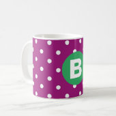 Lila Punkte-Muster grünes Monogramm Kaffeetasse (Vorderseite Links)