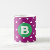 Lila Punkte-Muster grünes Monogramm Kaffeetasse (Mittel)