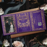 Lila QR-Code für das Royal Mittelalter Dreifach Gefaltete Einladung<br><div class="desc">Mit dieser mittelalterlichen Fantasie dreifacher Einladung verkünden Sie Ihre Hochzeit im Stil! Dieses einladende Hotel besticht durch ein majestätisches Goldschwert und Blumen, mit einem besonderen Foto des Ehepaares vor einem lila Hintergrund - die perfekte Mischung aus Romantik und Abenteuer. HINWEIS: Dieses Design enthält KEINE reale Folie. Das Platzhalterbild wurde von...</div>