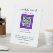 Lila QR-Code Sockelschild (In SItu)