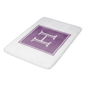 Lila-Quadrat-Monogramm-Bath-Mat Badematte (Schrägansicht)