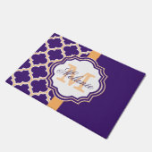 Lila Quatrefolienmonogramm Fußmatte (Schrägansicht)