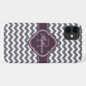 Lila Quatrefolienmonogramm Graues Zickzack Muster Case-Mate iPhone Hülle (Rückseite (Horizontal))