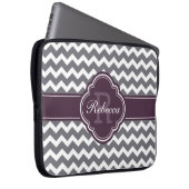 Lila Quatrefolienmonogramm Graues Zickzack Muster Laptopschutzhülle (Vorne Rechts)