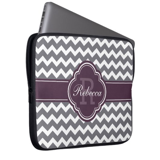 Lila Quatrefolienmonogramm Graues Zickzack Muster Laptopschutzhülle (Vorne Rechts)