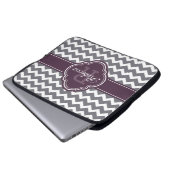 Lila Quatrefolienmonogramm Graues Zickzack Muster Laptopschutzhülle (Vorne Knopf)