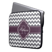 Lila Quatrefolienmonogramm Graues Zickzack Muster Laptopschutzhülle (Vorderseite Links)