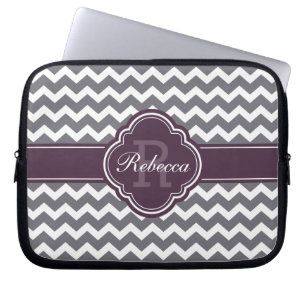 Lila Quatrefolienmonogramm Graues Zickzack Muster Laptopschutzhülle