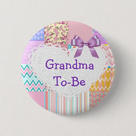 Lila Quilt-Oma als Baby-Showknopf Button (Vorderseite)