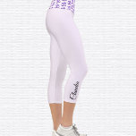 Lila Raum Om Symbol Hochwaiste Capri-Leggings Capri Leggings<br><div class="desc">Lila Raummuster Das Om-Symbol ist auf dem Bund gekachelt, die Capri-Leggings sind weiße Magnolien. Name in schwarz auf außerhalb des rechten Kalbes. Ändern oder entfernen Sie den Namen einfach mit der bereitgestellten Vorlage. Es gibt genügend Platz für einen vollständigen Namen oder anderen Text. Größen von XS (0-2) bis XL (16)...</div>