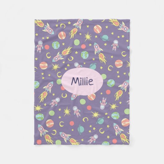 Lila Raummuster und Name des Mädchens Fleecedecke (Vorderseite)
