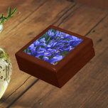 Lila Reticulated Irises Floral Erinnerungskiste<br><div class="desc">In dieser hölzernen Geschenkboxen können Sie Schmuck,  Schmuck und andere kleine Schmuckstücke mit Keramik-Kacheln aufbewahren,  die ein Foto von kleinen,  lila Retikulierten Iren,  gemeinhin bekannt als Zwerg Iris,  darstellen. Ein schönes,  blumengeschmücktes Design! Wählen Sie Ihre Geschenkboxen und Farbe.</div>